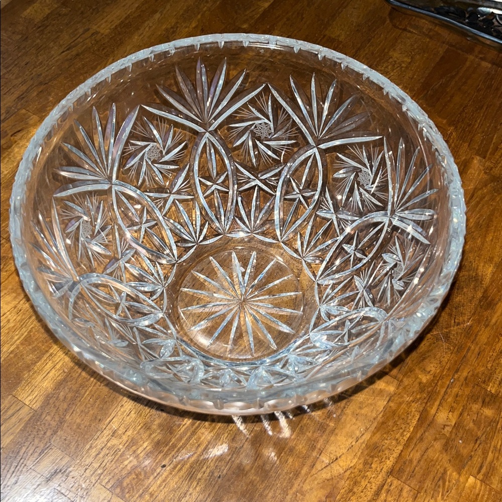 Beautiful Deeply Cut Star & Pinwheel Crystal Bowl
